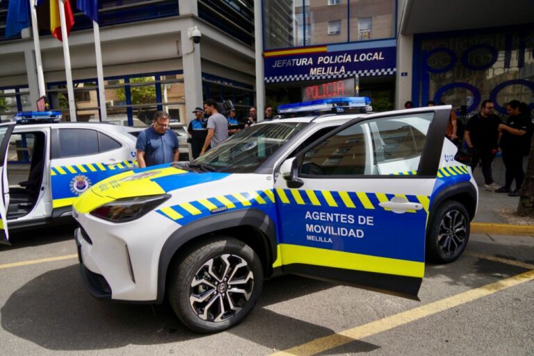 Coche de policía local de Melilla con agentes de movilidad