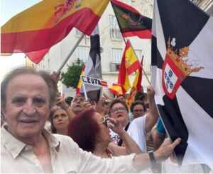Personas en una concentración sosteniendo banderas de España y Ceuta