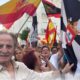 Personas en una concentración sosteniendo banderas de España y Ceuta