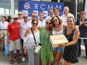 Grupo de personas celebrando en el concurso de paellas del Real Club Marítimo de Melilla