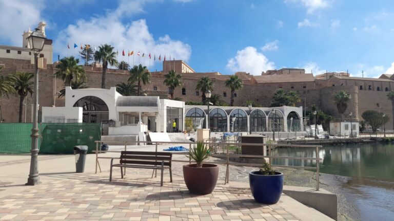 Vista de la nueva plaza y muelle en la dársena pesquera en construcción