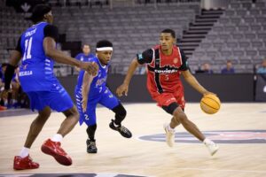 Jugadores de baloncesto en acción durante un partido