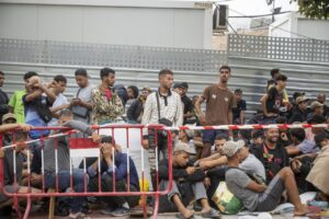 Grupo de personas en situación irregular en Ceuta esperando asistencia