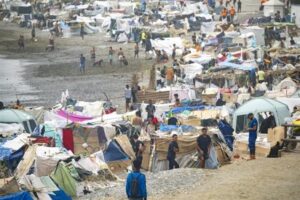 Vista de campamentos en la playa durante la crisis en Ceuta