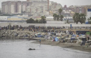 Multitud de personas en la costa de Ceuta durante la crisis de inmigración