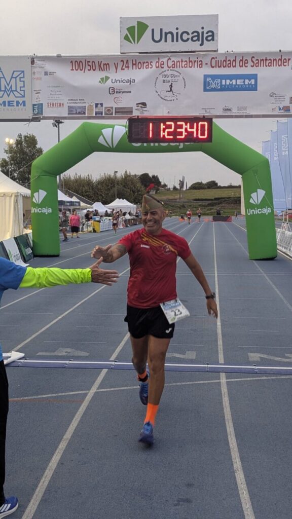 Dagem Agnaoui cruzando la meta en los 100 Kilómetros de Santander