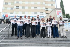 Grupo de personas sosteniendo carteles en apoyo al decreto Maricarmen frente al hospital