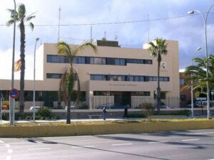 Edificio de la Delegación del Gobierno en Melilla con palmeras