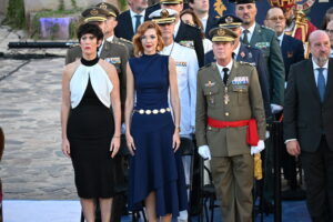 Delegada del Gobierno en el Día de Melilla junto a otros asistentes
