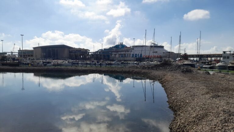 Vista del puerto con barcos y edificio en remodelación