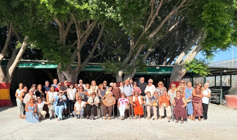 Grupo de personas en la despedida del párroco Eduardo Chirinos
