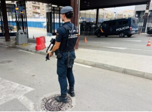 Policía Nacional en el puesto fronterizo de Melilla con un arma