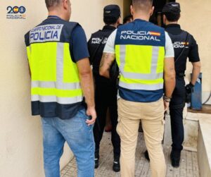 Agentes de la Policía Nacional durante una detención en Melilla