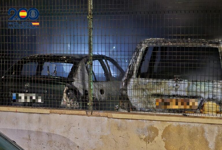 Dos vehículos quemados en un garaje tras un incendio intencionado.
