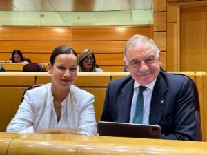 Díaz de Otazu y otros senadores en el Senado de España
