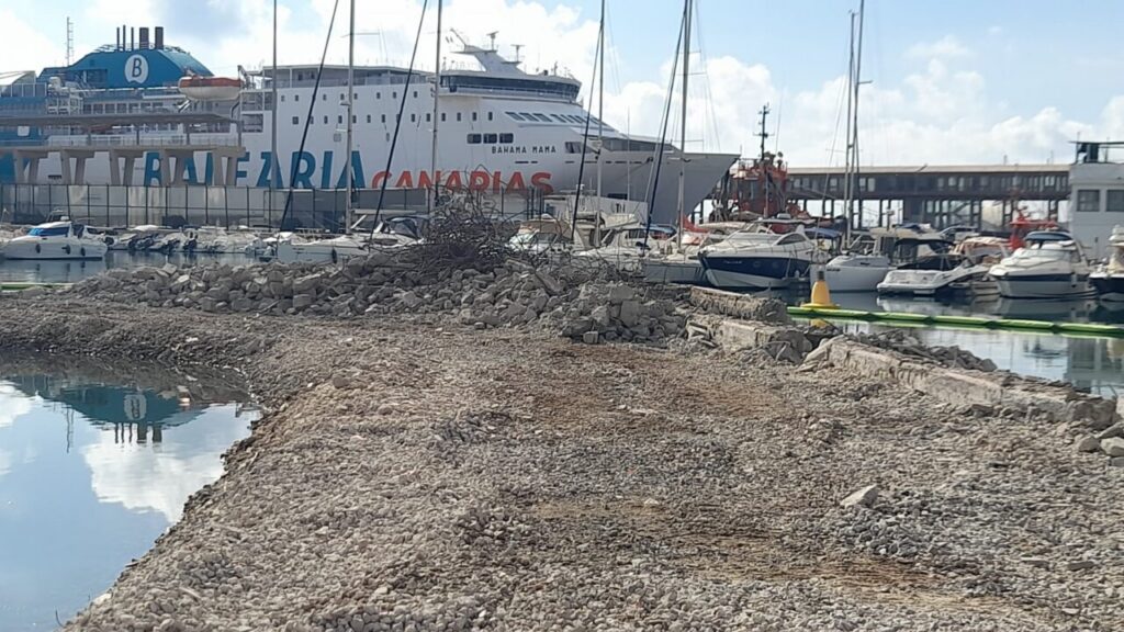 Demolición de pantalanes en la dársena pesquera de Melilla