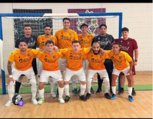 Equipo de fútbol sala Nueva Era Melilla posando en la cancha