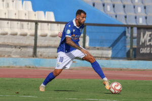 Elliot Gómez López jugando al fútbol en el Estadio Municipal Álvarez Claro