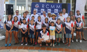 Entrega de trofeos en el Real Club Marítimo de Melilla con niños y adultos