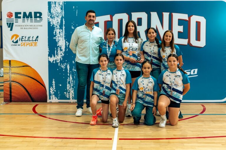 Equipo femenino de baloncesto con trofeo en torneo de Melilla