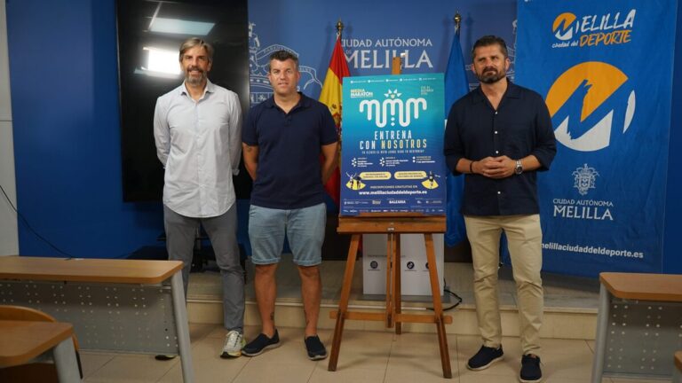 Presentación del programa Entrena con nosotros en Melilla con tres hombres y un cartel