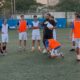 Cristian Carmona dirigiendo un entrenamiento del Atlético Melilla con jugadores en el campo.