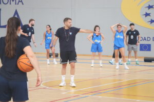 Entrenamiento de baloncesto con un equipo femenino en una cancha