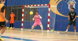 Portero del Nueva Era Melilla Fútbol Sala entrenando en el pabellón
