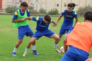 Jugadores de la U.D. Melilla entrenando en el campo