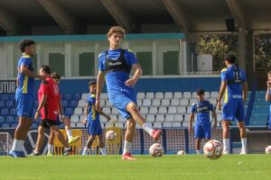 Jugadores de la U.D. Melilla entrenando en el Estadio Municipal Álvarez Claro