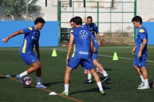Jugadores de la U.D. Melilla entrenando en el campo de fútbol