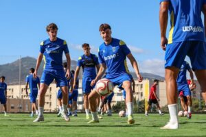 Jugadores de la U.D. Melilla entrenando en el campo