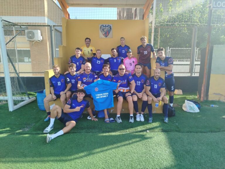 Equipo de Bomberos de Melilla posando tras el torneo de fútbol