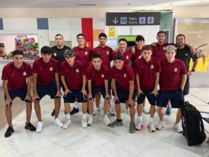 Grupo de jóvenes futbolistas del equipo de Madrid en uniforme