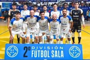 Equipo de fútbol sala de Pinatar posando en la cancha