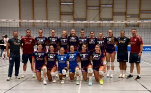 Equipo femenino de voleibol del Club Voleibol Melilla en pretemporada