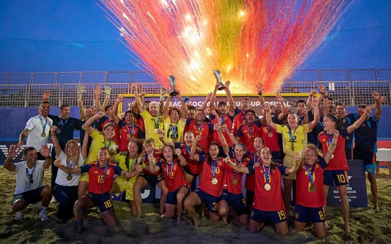 Celebración de la selección española de fútbol playa tras ganar el campeonato europeo