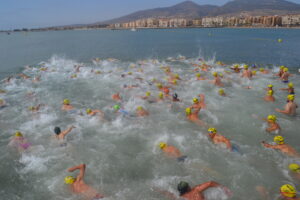 Nadadores compitiendo en aguas abiertas en Melilla