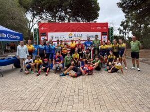 Grupo de ciclistas en evento deportivo en Melilla