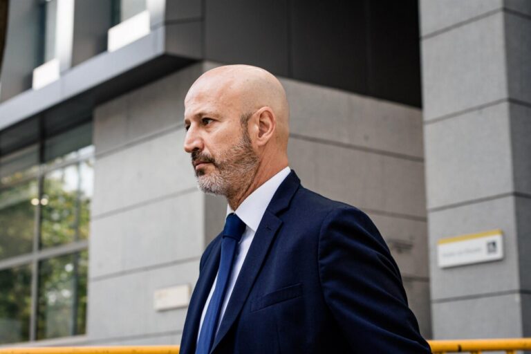 ExCEO de Plus Ultra saliendo de la Audiencia Nacional en Madrid