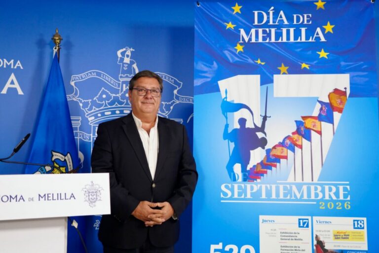 Presentación del Día de Melilla con un hombre frente a un cartel