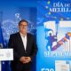 Presentación del Día de Melilla con un hombre frente a un cartel