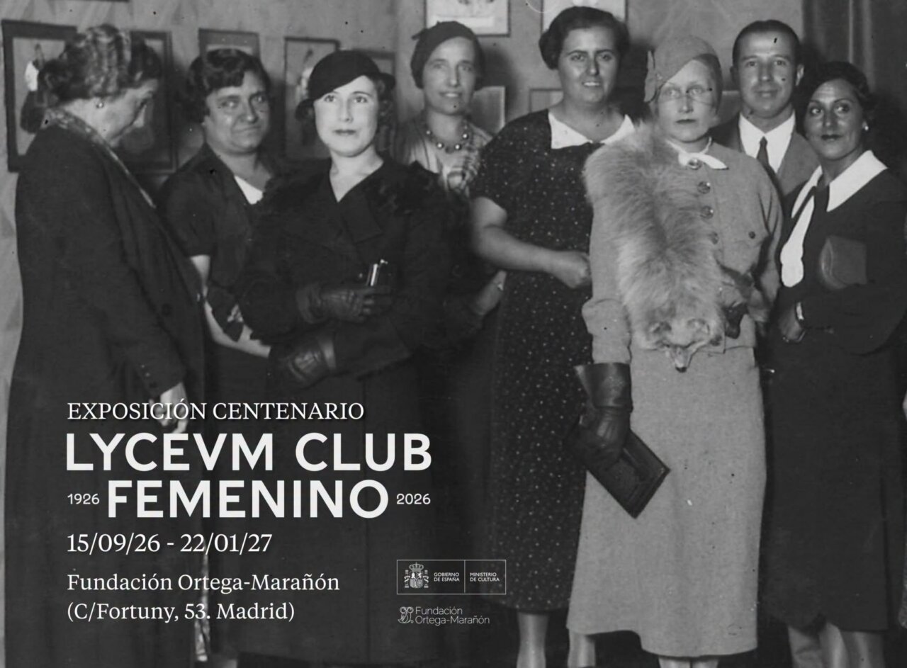 Exposición Centenario Lyceum Club Femenino - MelillaHoy Black-and-white group photo of nine women standing together, overlaid with Spanish exhibition text for Lyceum Club Femenino (1926–2026) at Fundación Ortega-Marañón, Madrid.
