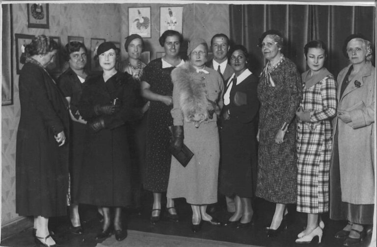 Grupo de mujeres en la exposición del Lyceum Club Femenino en Madrid