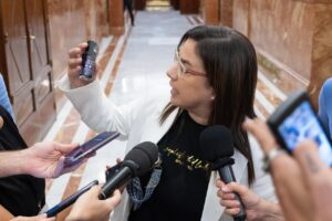 Diputada mostrando un bote de gas pimienta en el hemiciclo