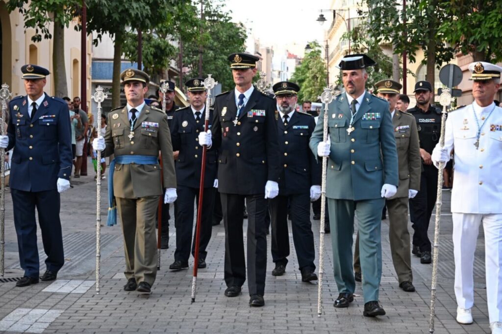 Grupo de autoridades en la procesión de la Virgen de la Victoria en Melilla