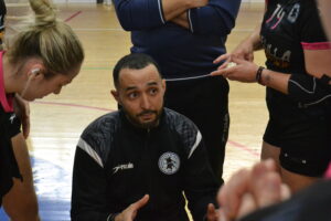 Entrenador Faisal Salmi dirigiendo a su equipo de balonmano en un entrenamiento