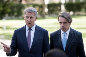 Alberto Núñez Feijóo y José María Aznar discutiendo sobre vivienda