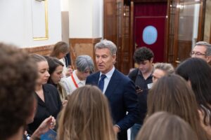 Alberto Núñez Feijóo hablando con periodistas en el Congreso