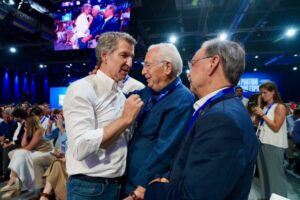 Reunión del Partido Popular con Feijoo, Imbroda y Vivas conversando